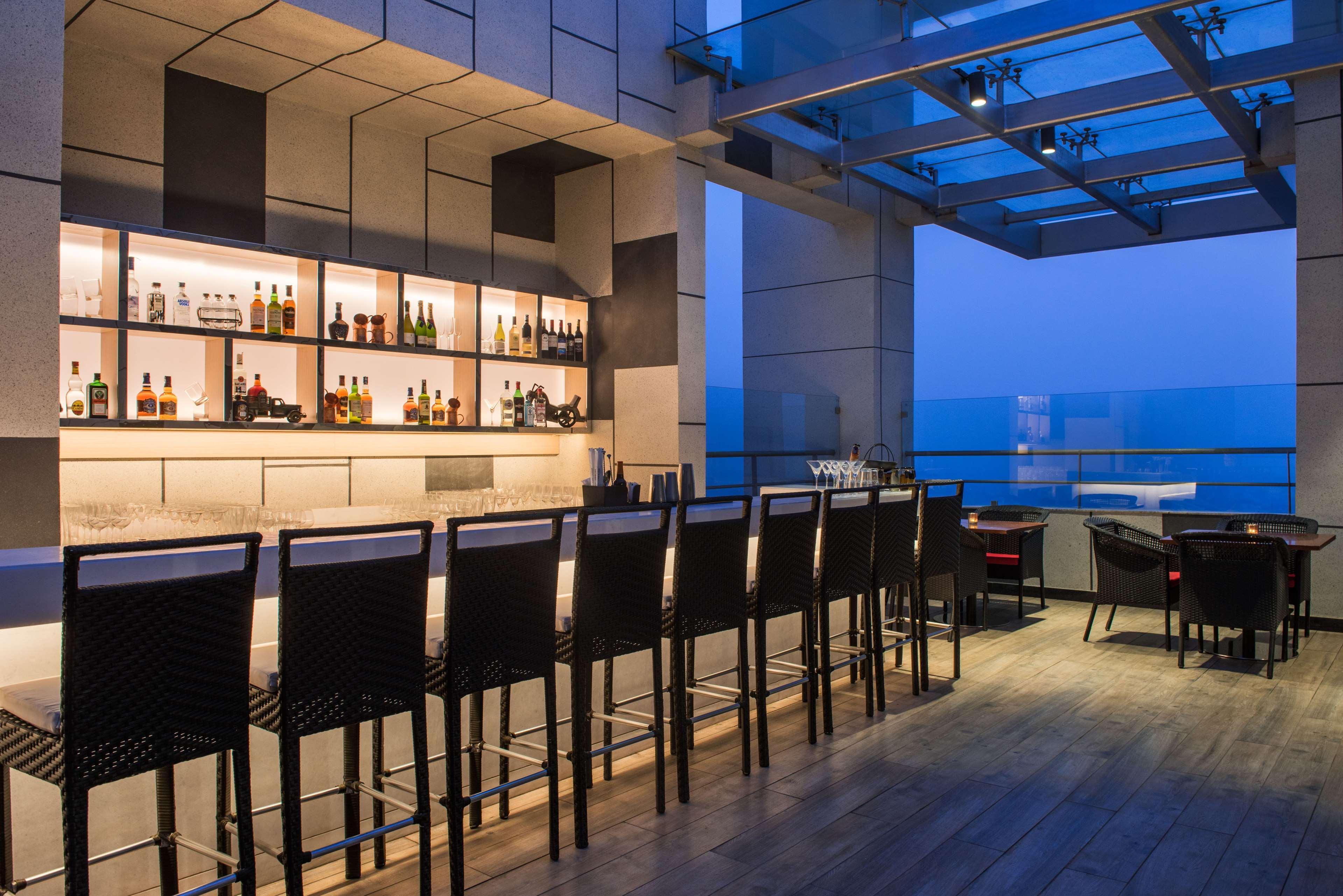 Hyatt Regency Lucknow Gomti Nagar Hotel Exterior foto Skyline Bar