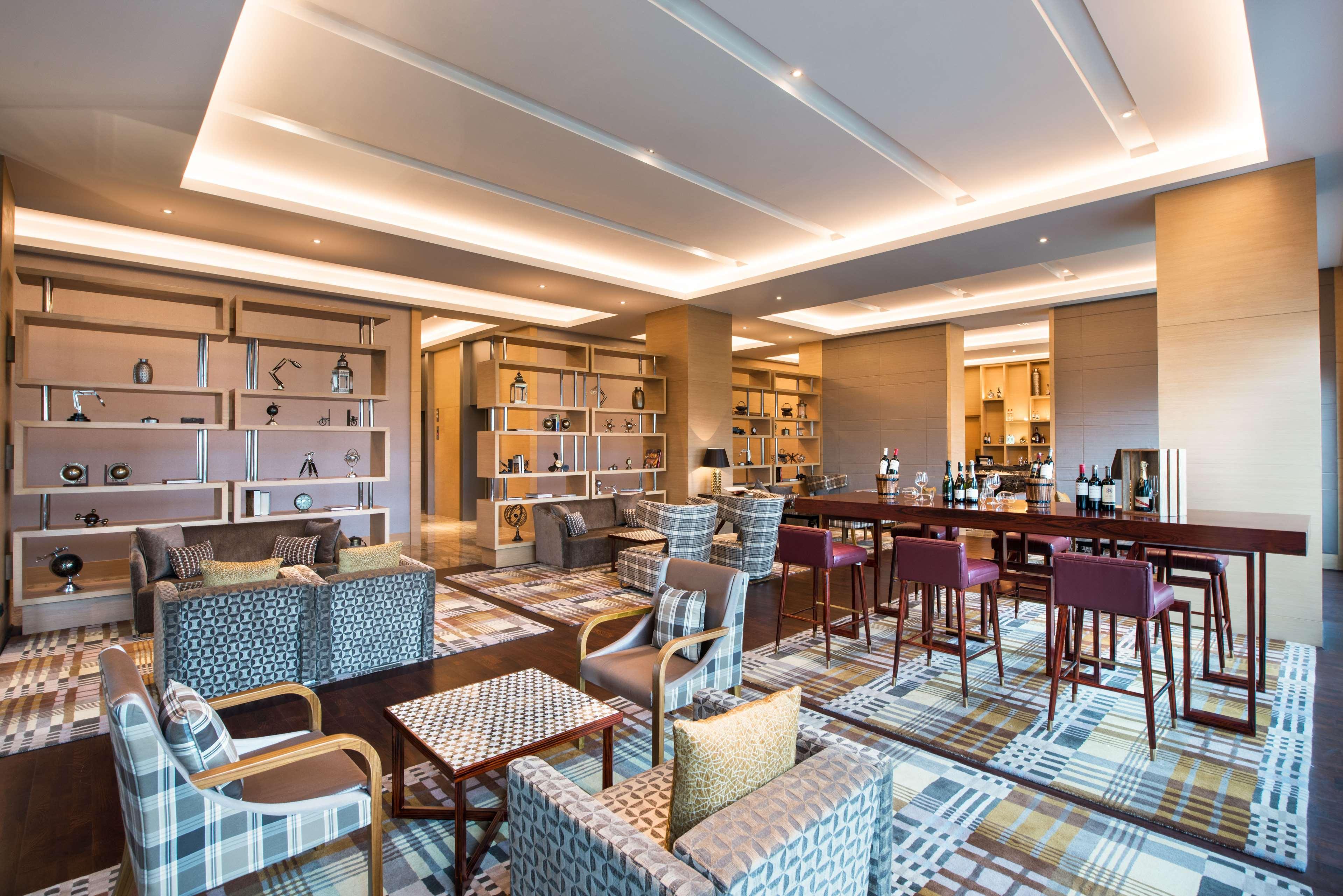 Hyatt Regency Lucknow Gomti Nagar Hotel Exterior foto The Club lounge at Kuala Lumpur International Airport