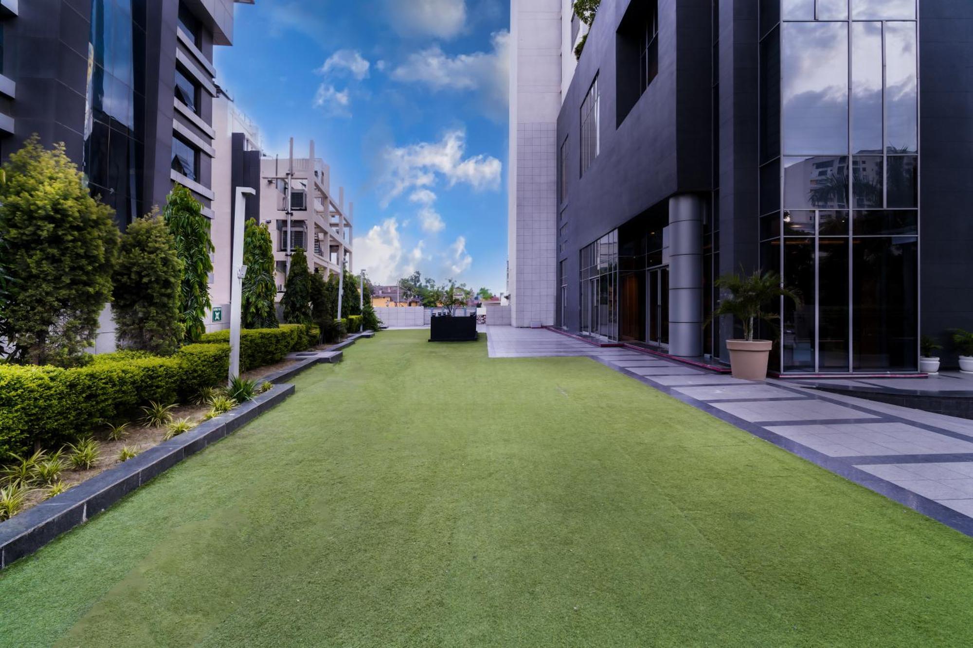 Hyatt Regency Lucknow Gomti Nagar Hotel Exterior foto The artificial grass at the rooftop of the building